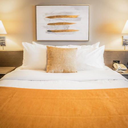 Hotel Le Voyageur Sept-Îles Екстериор снимка