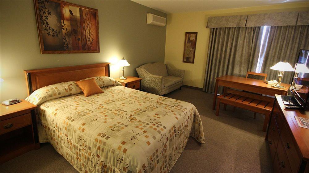 Hotel Le Voyageur Sept-Îles Екстериор снимка