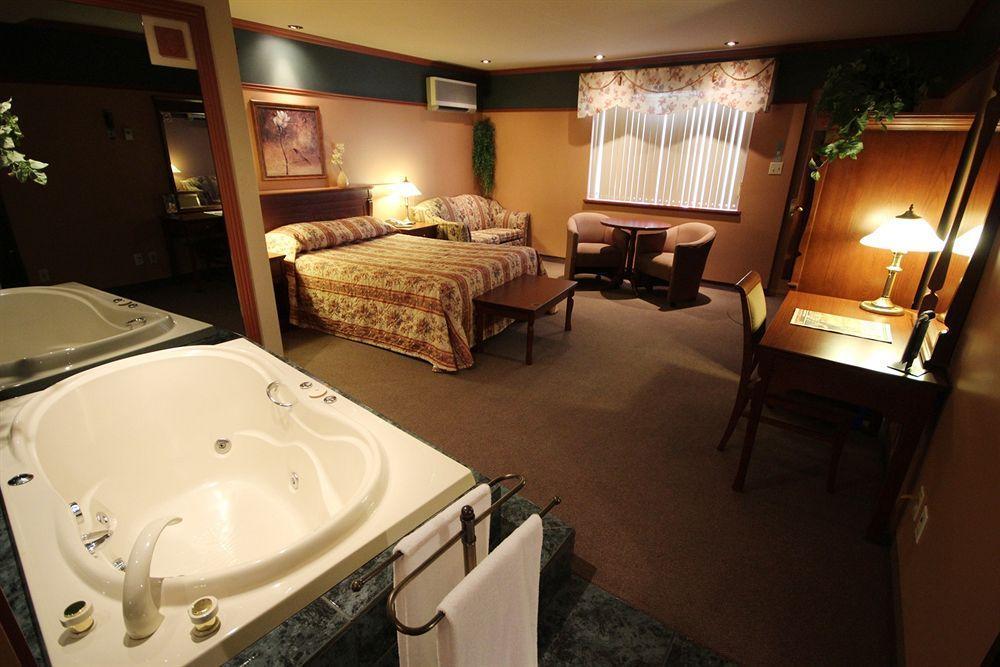 Hotel Le Voyageur Sept-Îles Екстериор снимка