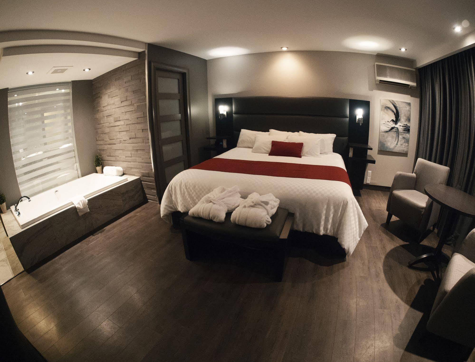 Hotel Le Voyageur Sept-Îles Екстериор снимка