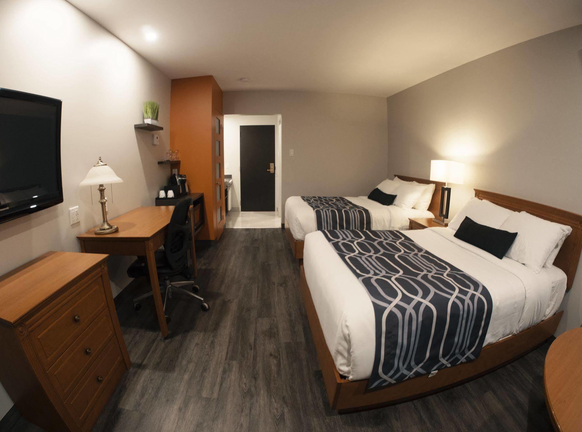 Hotel Le Voyageur Sept-Îles Екстериор снимка