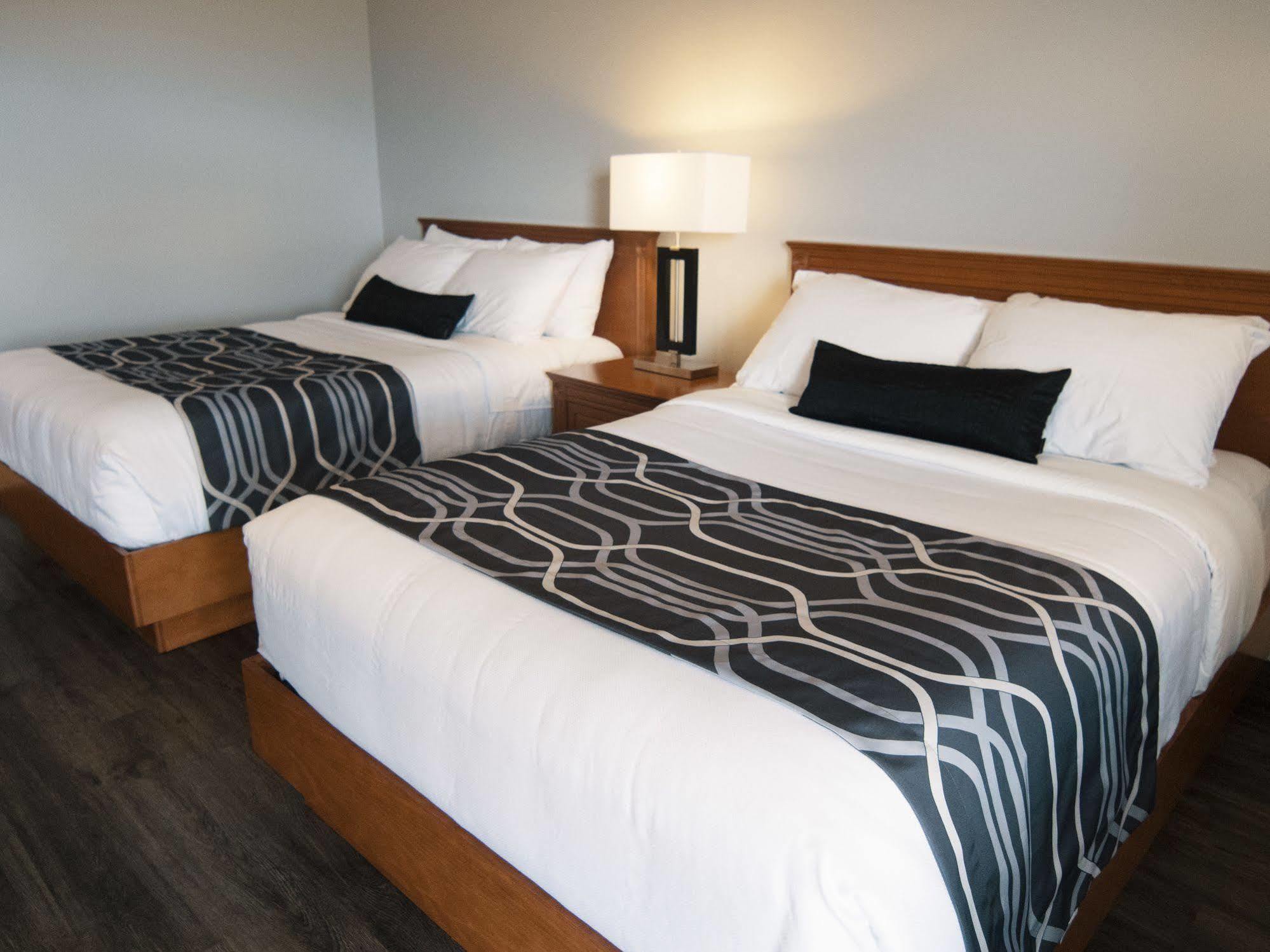 Hotel Le Voyageur Sept-Îles Екстериор снимка