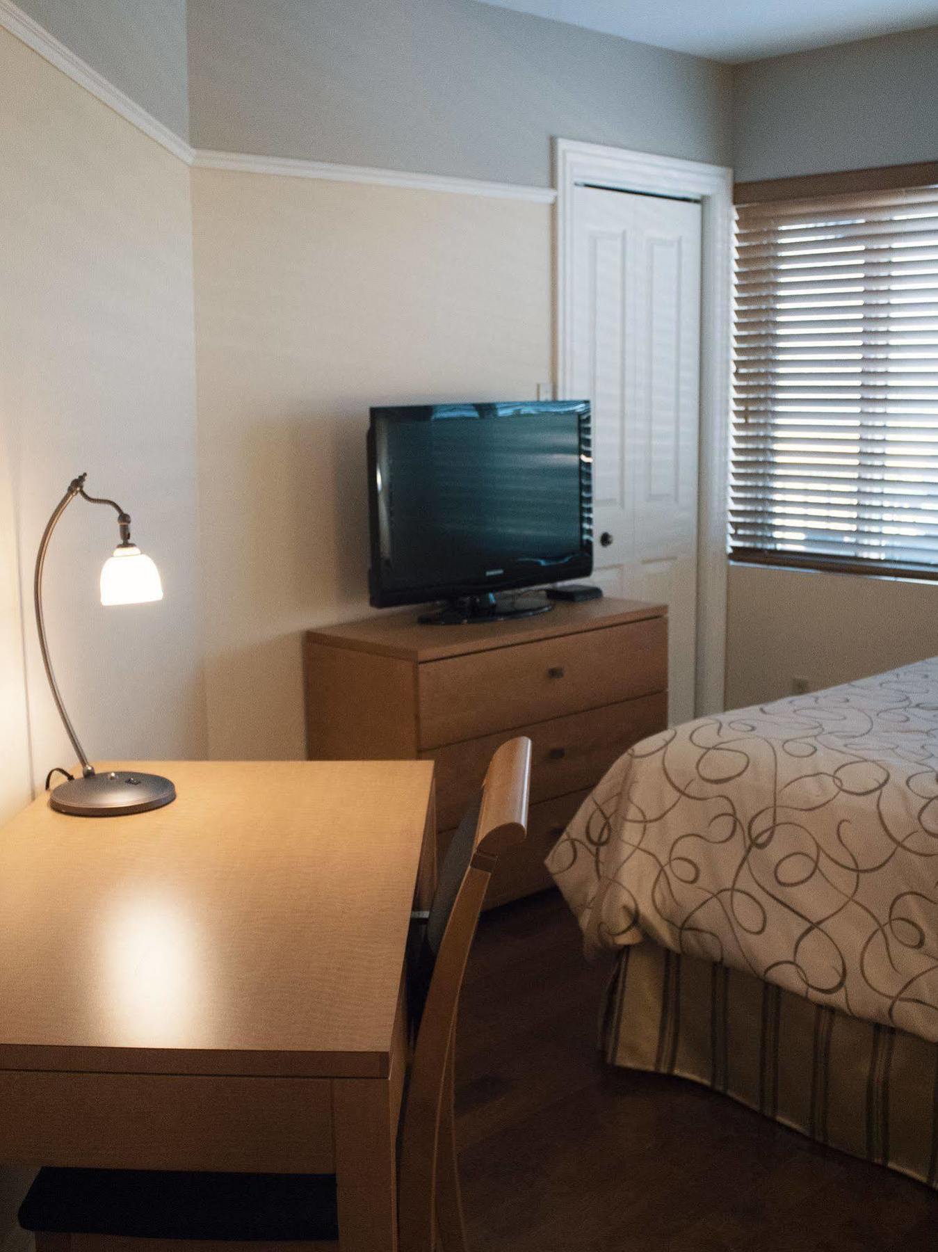 Hotel Le Voyageur Sept-Îles Екстериор снимка
